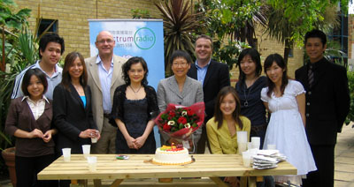 圖片說明PHOTO(由左至右LEFT TO RIGHT): 倫敦國際廣播電台慶祝十七周年台慶 Spectrum Radio 17th Anniversary - 袁儷洺Ding Ding, 黃家俊Daniel Wong, 劉鳳梅Rosanna Lau, 艾禮持Toby Aldrich, 愛麗詩DJ Alice, 胡寶珠Sarah Wu, 賀勤Paul Hogan, 黃韻姿Valentina Wong, 鄭婷婷Saffier Cheng, Yuki, 胡沛成Joseph Wu