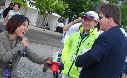 Mandarin Programme DJ Ding Ding collected donation from<br> an receptive audience while performing a favorite Chinese melody