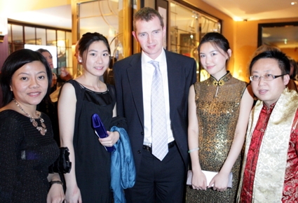 mp-david-davis-at-george-lees-fund-raising-evening-with-event-organiser-lillian-davies-and-chinese-supporters-small.JPG